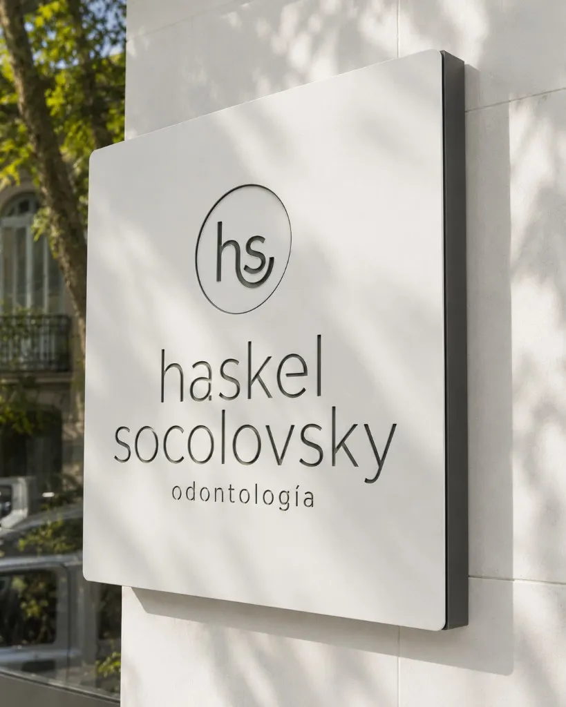 Cartel de Haskel Socolovsky Odontología sobre la fachada